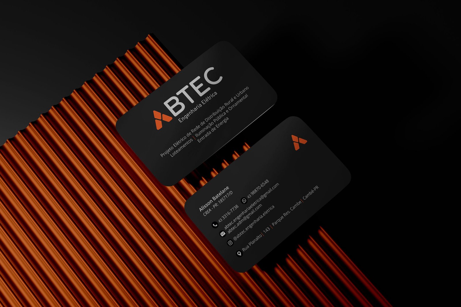Cartões de visita da ABTEC sobre superfície preta e laranja