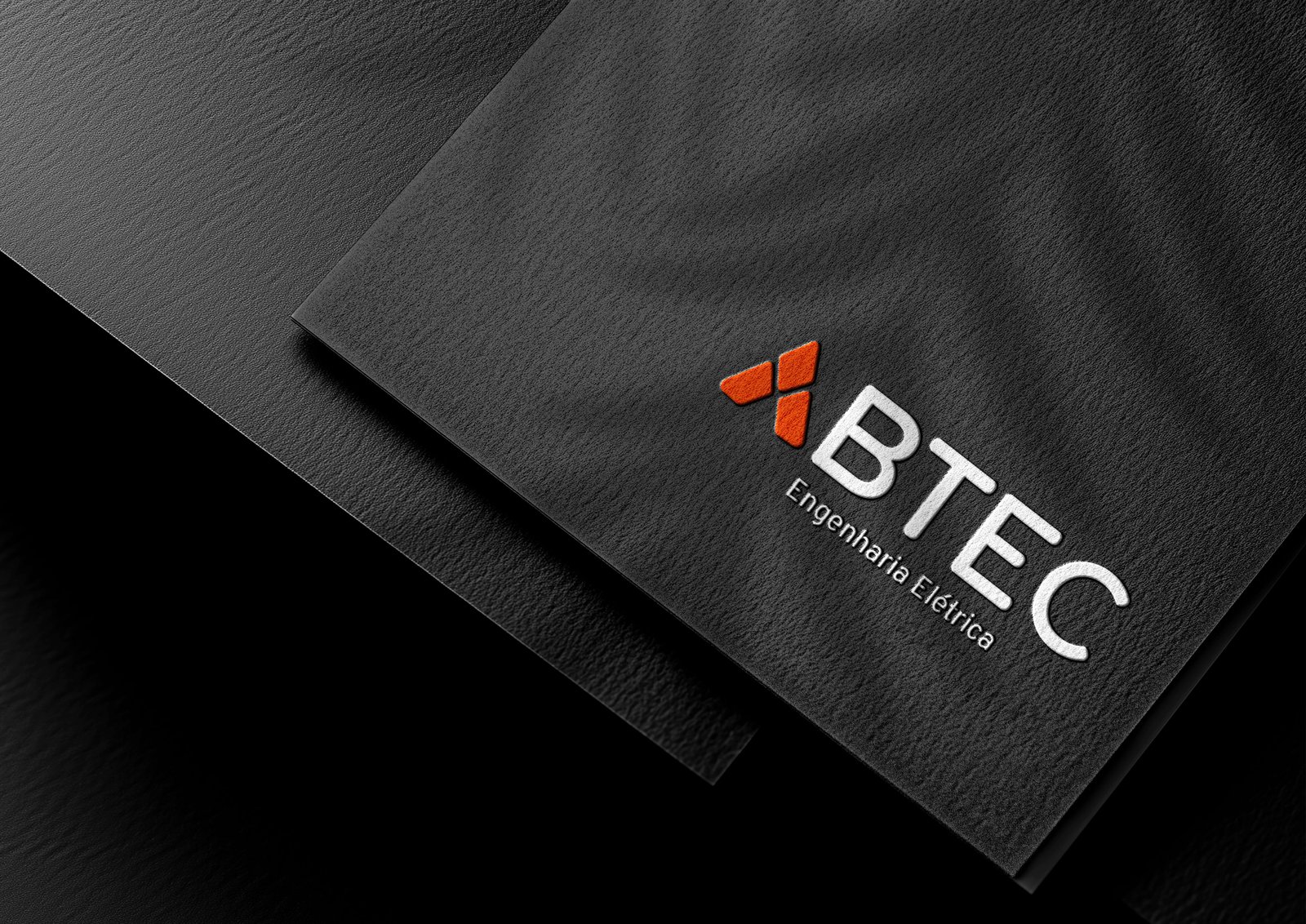 Logotipo da ABTEC Engenharia Elétrica aplicado em superfície preta